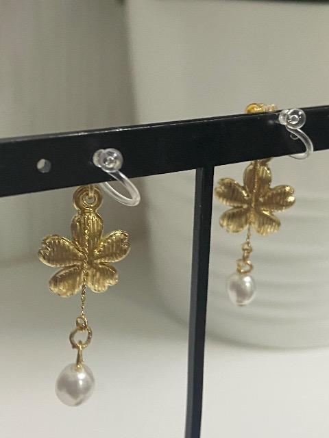 ハンドメイド 紫の花のチャームと変形パールビーズを使用した樹脂のノンホールピアス(イヤリング) < 女性ファッション  ハンドメイド 紫の花のチャームと変形パールビーズを使用した樹脂のノンホールピアス(イヤリング) < 女性ファッションの