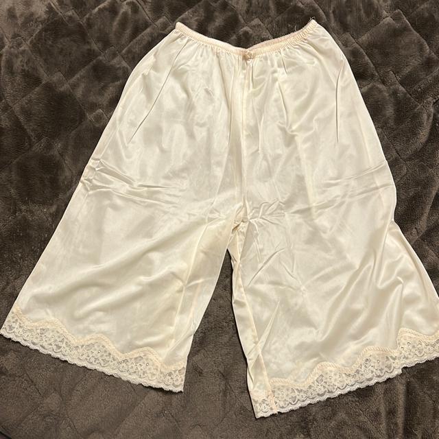 ☆☆タンス整理品 衣類 おまとめOK ホームクリーニング済み ペチコート クリーム Mサイズくらい < 女性ファッション  ☆☆タンス整理品 衣類 おまとめOK ホームクリーニング済み ペチコート クリーム Mサイズくらい  < 女性ファッションの