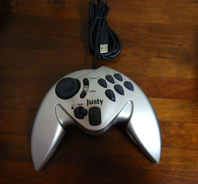 ★Justy ジャスティー USBゲームコントローラー 8ボタン 中古品 < PC本体/周辺機器  ★Justy ジャスティー USBゲームコントローラー 8ボタン 中古品  < PC本体/周辺機器の