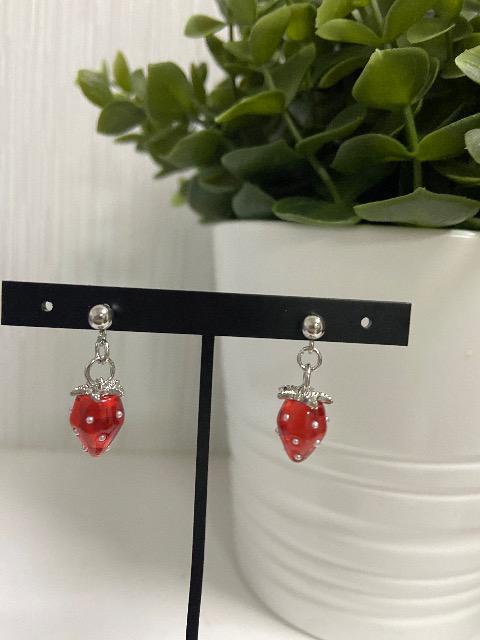 ハンドメイド イチゴのチャームのポストピアス < 女性ファッション  ハンドメイド イチゴのチャームのポストピアス  < 女性ファッションの