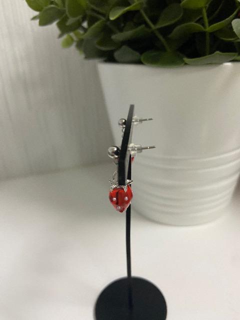 ハンドメイド イチゴのチャームのポストピアス < 女性ファッション  ハンドメイド イチゴのチャームのポストピアス < 女性ファッションの