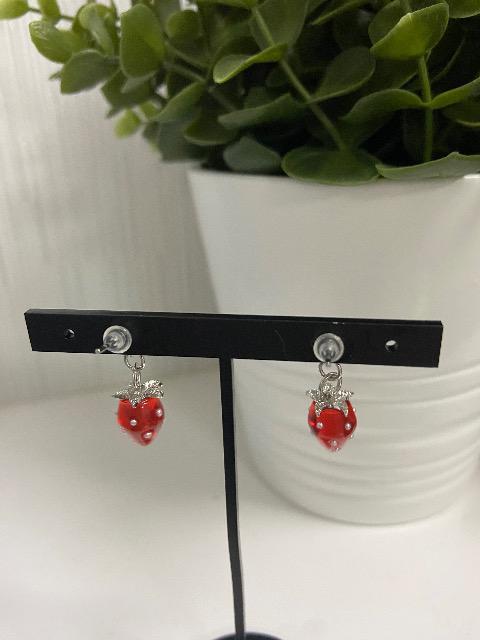 ハンドメイド イチゴのチャームのポストピアス < 女性ファッション  ハンドメイド イチゴのチャームのポストピアス < 女性ファッションの