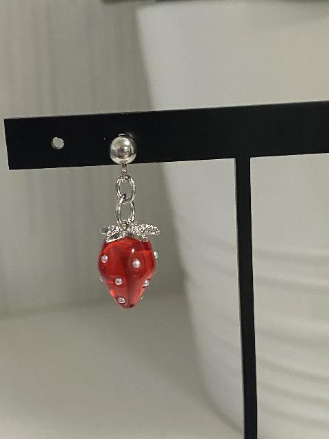 ハンドメイド イチゴのチャームのポストピアス < 女性ファッション  ハンドメイド イチゴのチャームのポストピアス < 女性ファッションの