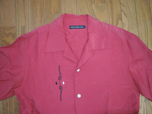 THEE HYSTERIC XXX ヒステリックグラマー ボーリングシャツ S 赤系 レーヨン 開衿シャツ 半袖 刺繍ステッチ < ブランド  THEE HYSTERIC XXX ヒステリックグラマー ボーリングシャツ S 赤系 レーヨン 開衿シャツ 半袖 刺繍ステッチ < ブランドの