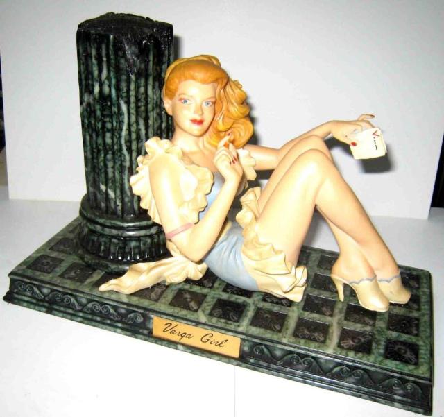 �Z�N�V�[�ȏ�������Varga Girl�A�������Ŕ������f�B�e�[�� Varga Girl - �f��: ����  �� �z�r�[�� 