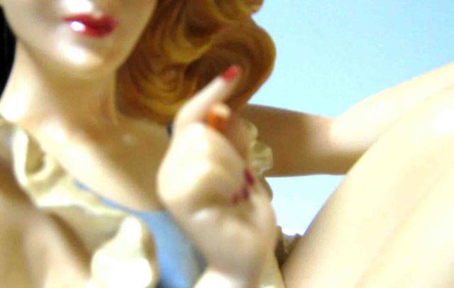 �Z�N�V�[�ȏ�������Varga Girl�A�������Ŕ������f�B�e�[�� Varga Girl - �f��: ���� �� �z�r�[�� 