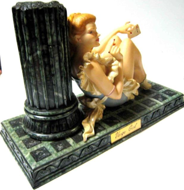 �Z�N�V�[�ȏ�������Varga Girl�A�������Ŕ������f�B�e�[�� Varga Girl - �f��: ���� �� �z�r�[�� 