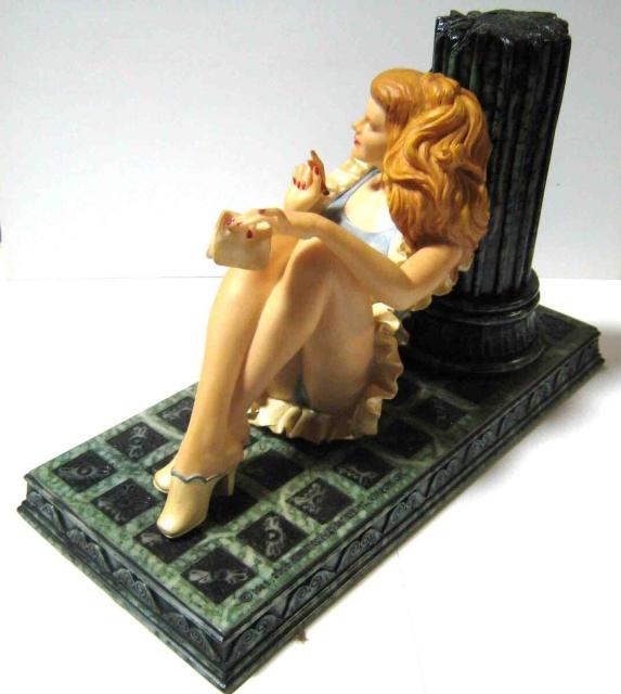 �Z�N�V�[�ȏ�������Varga Girl�A�������Ŕ������f�B�e�[�� Varga Girl - �f��: ���� �� �z�r�[�� 