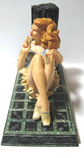 �Z�N�V�[�ȏ�������Varga Girl�A�������Ŕ������f�B�e�[�� Varga Girl - �f��: ���� �� �z�r�[�� 