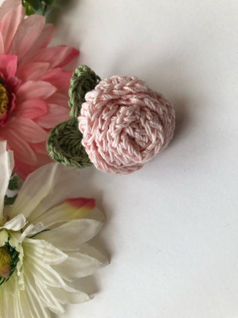 ハンドメイド ブローチ ヘアゴム レース糸で編んだ巻き巻き薔薇 < 女性ファッション ハンドメイド ブローチ ヘアゴム レース糸で編んだ巻き巻き薔薇 < 女性ファッションの