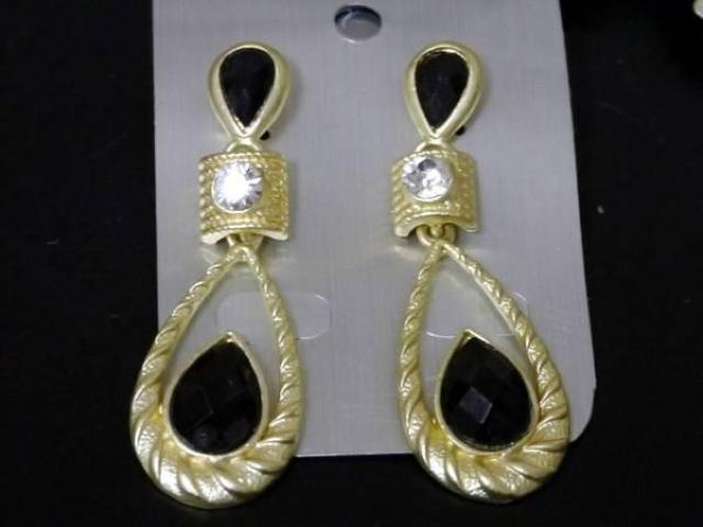 新品アンティーク調ゴシックなゆらゆらドロップストーンピアス < 女性アクセサリー/時計 新品アンティーク調ゴシックなゆらゆらドロップストーンピアス < 女性アクセサリー/時計の