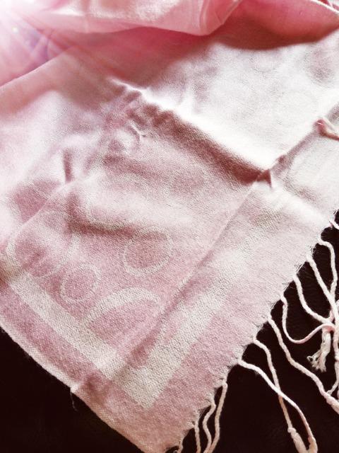 美品 マフラー 大サイズ ピンク < 女性ファッション  美品 マフラー 大サイズ ピンク < 女性ファッションの