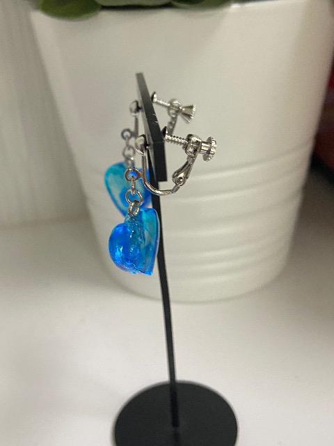 ハンドメイド レジンで作ったハートのイヤリング ブルー ピアスに変更可能 < 女性ファッション  ハンドメイド レジンで作ったハートのイヤリング ブルー ピアスに変更可能 < 女性ファッションの