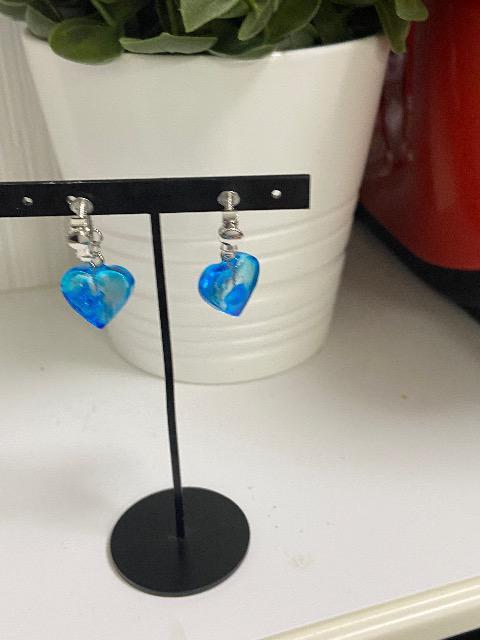 ハンドメイド レジンで作ったハートのイヤリング ブルー ピアスに変更可能 < 女性ファッション  ハンドメイド レジンで作ったハートのイヤリング ブルー ピアスに変更可能 < 女性ファッションの