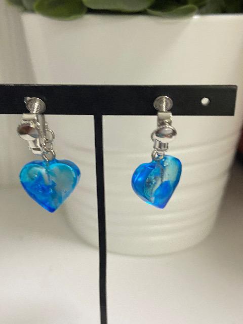 ハンドメイド レジンで作ったハートのイヤリング ブルー ピアスに変更可能 < 女性ファッション  ハンドメイド レジンで作ったハートのイヤリング ブルー ピアスに変更可能 < 女性ファッションの