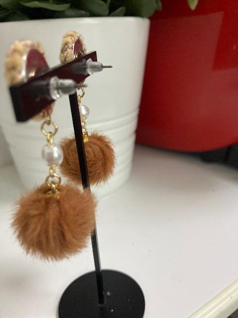 ハンドメイド ファーボールを使用したピアス < 女性ファッション  ハンドメイド ファーボールを使用したピアス < 女性ファッションの