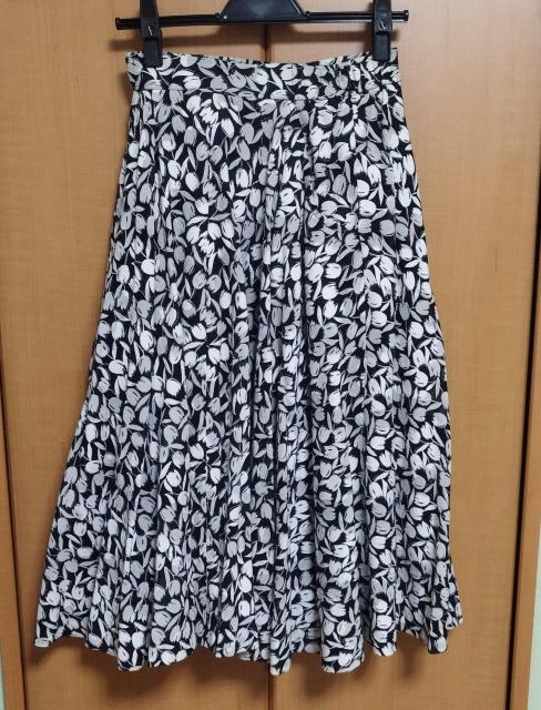 黒 白 チューリップ柄 ロングフレアスカート < 女性ファッション  黒 白 チューリップ柄 ロングフレアスカート  < 女性ファッションの