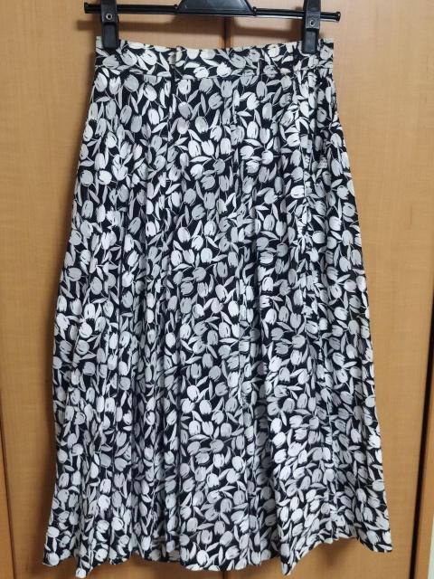 黒 白 チューリップ柄 ロングフレアスカート < 女性ファッション  黒 白 チューリップ柄 ロングフレアスカート < 女性ファッションの