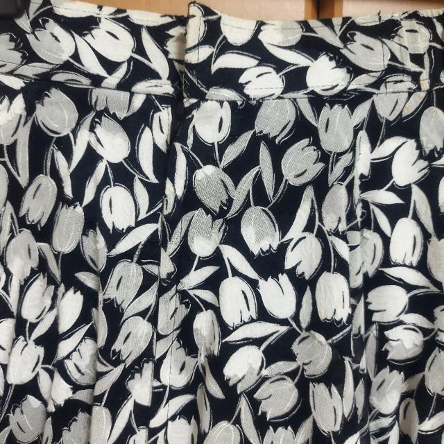 黒 白 チューリップ柄 ロングフレアスカート < 女性ファッション  黒 白 チューリップ柄 ロングフレアスカート < 女性ファッションの