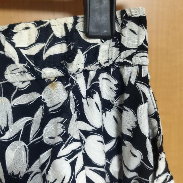 黒 白 チューリップ柄 ロングフレアスカート < 女性ファッション  黒 白 チューリップ柄 ロングフレアスカート < 女性ファッションの