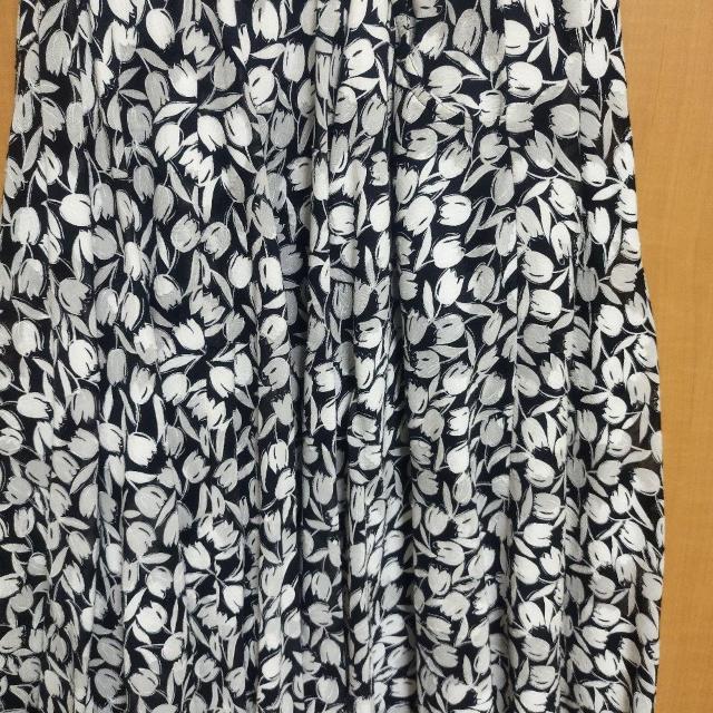 黒 白 チューリップ柄 ロングフレアスカート < 女性ファッション  黒 白 チューリップ柄 ロングフレアスカート < 女性ファッションの