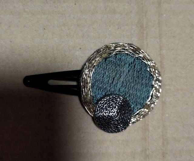 ゴールド エメラルドグリーン サークル刺繍 ヘアピン ぱっちんどめ < 女性アクセサリー/時計  ゴールド エメラルドグリーン サークル刺繍 ヘアピン ぱっちんどめ  < 女性アクセサリー/時計の