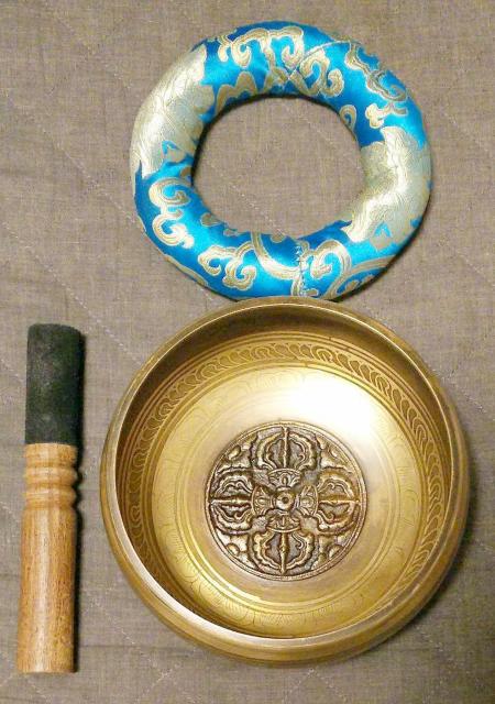 シンギングボール チベット銅仏サウンド 瞑想楽器  ストライカーとクッション付き < ホビー  シンギングボール チベット銅仏サウンド 瞑想楽器  ストライカーとクッション付き  < ホビーの
