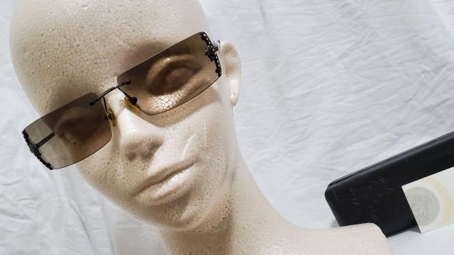 正規レア 絶版 ヴェルサーチ ヴィンテージ メデューサロゴ フレームレス スクエアサングラス 茶 アイコンクロス装飾 付属有○眼鏡 < ブランド  正規レア 絶版 ヴェルサーチ ヴィンテージ メデューサロゴ フレームレス スクエアサングラス 茶 アイコンクロス装飾 付属有○眼鏡 < ブランドの