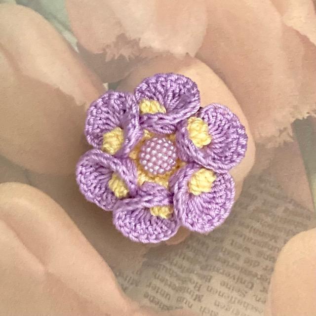 ハンドメイド♪レース編み 花びらがカールしたお花モチーフのブローチ < 女性ファッション  ハンドメイド♪レース編み 花びらがカールしたお花モチーフのブローチ  < 女性ファッションの