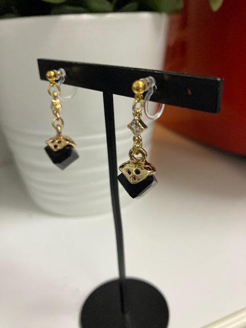 ピアスに変更可能 ハンドメイド キューブのチャームを使用した樹脂のノンホールピアス 黒 < 女性ファッション  ピアスに変更可能 ハンドメイド キューブのチャームを使用した樹脂のノンホールピアス 黒 < 女性ファッションの