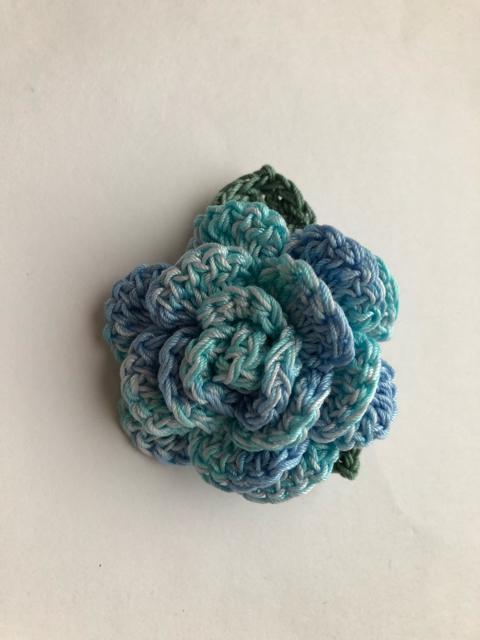 ハンドメイド ブローチ コサージュ レース糸で編んだ薔薇♪ < 女性ファッション  ハンドメイド ブローチ コサージュ レース糸で編んだ薔薇♪ < 女性ファッションの