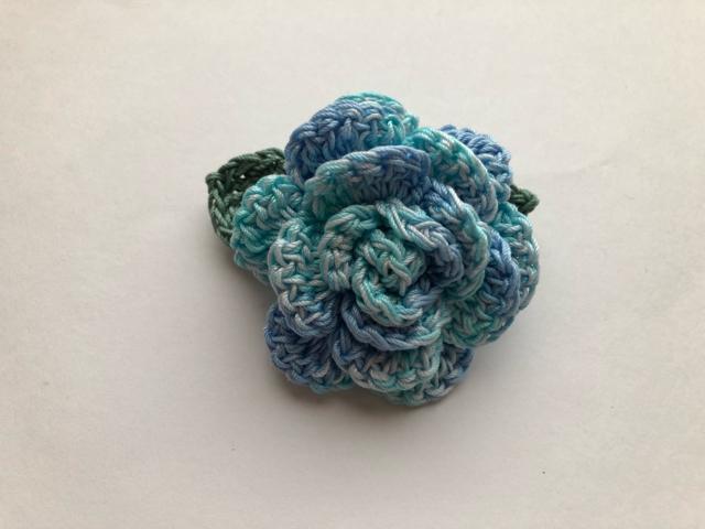 ハンドメイド ブローチ コサージュ レース糸で編んだ薔薇♪ < 女性ファッション  ハンドメイド ブローチ コサージュ レース糸で編んだ薔薇♪ < 女性ファッションの