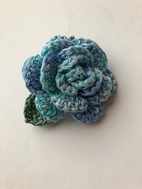 ハンドメイド ブローチ コサージュ レース糸で編んだ薔薇♪ < 女性ファッション  ハンドメイド ブローチ コサージュ レース糸で編んだ薔薇♪ < 女性ファッションの