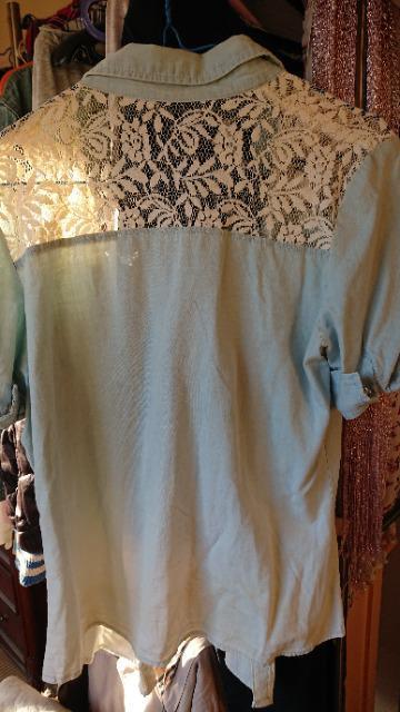 試着のみ Lサイズ 肩白レース使い、デニム風カジュアルシャツ < 女性ファッション 試着のみ Lサイズ 肩白レース使い、デニム風カジュアルシャツ < 女性ファッションの