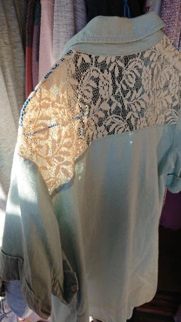 試着のみ Lサイズ 肩白レース使い、デニム風カジュアルシャツ < 女性ファッション 試着のみ Lサイズ 肩白レース使い、デニム風カジュアルシャツ < 女性ファッションの