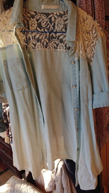 試着のみ Lサイズ 肩白レース使い、デニム風カジュアルシャツ < 女性ファッション 試着のみ Lサイズ 肩白レース使い、デニム風カジュアルシャツ < 女性ファッションの