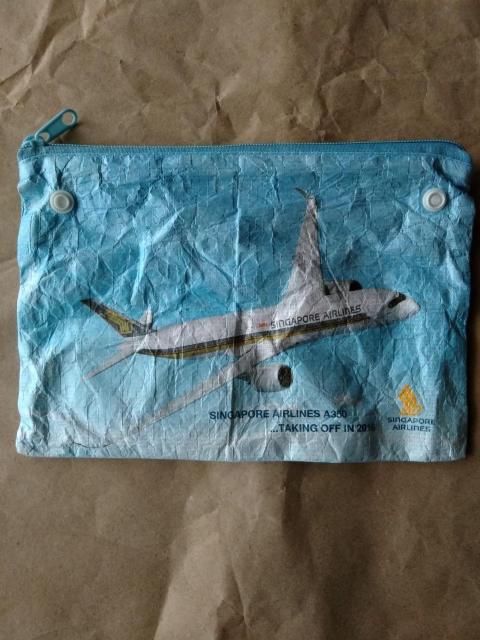 シンガポール航空プレミアムエコノミーアメニティキットのポーチのみ 飛行機 エアバス A350 ソフトタイベック < 女性ファッション  シンガポール航空プレミアムエコノミーアメニティキットのポーチのみ 飛行機 エアバス A350 ソフトタイベック  < 女性ファッションの