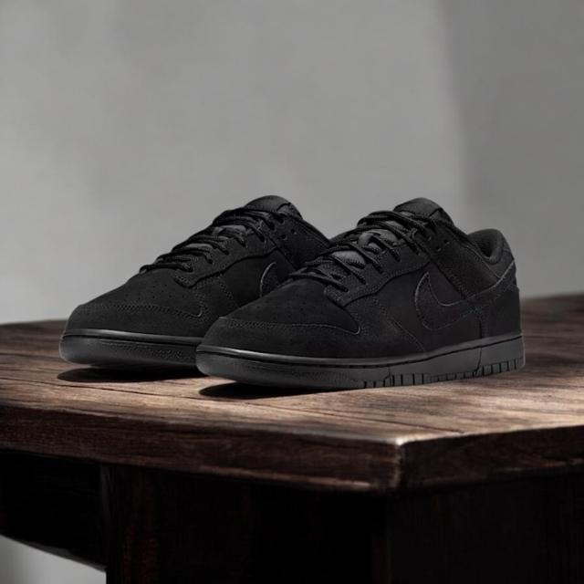 ��NIKE DUNK LOW ���g�� SE��  �� �u�����h�� 
