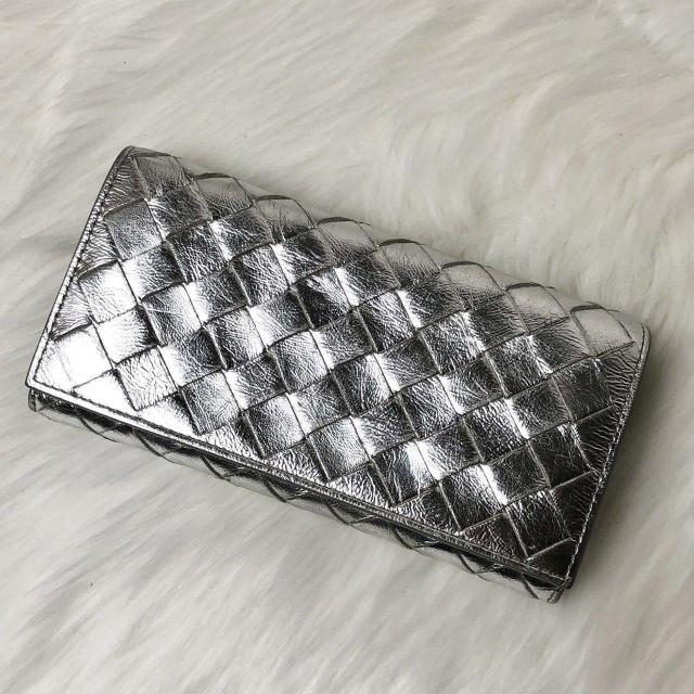 【美品】希少カラー ボッテガヴェネタ 長財布 ロング フラップ ウォレット イントレチャート メタリック シルバー < ブランド 【美品】希少カラー ボッテガヴェネタ 長財布 ロング フラップ ウォレット イントレチャート メタリック シルバー < ブランドの