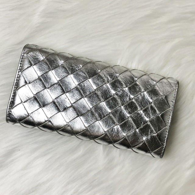 【美品】希少カラー ボッテガヴェネタ 長財布 ロング フラップ ウォレット イントレチャート メタリック シルバー < ブランド 【美品】希少カラー ボッテガヴェネタ 長財布 ロング フラップ ウォレット イントレチャート メタリック シルバー < ブランドの