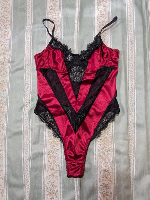 1097 高級品特売 ブラック&レッドV字型ボディースーツ L < 女性ファッション 1097 高級品特売 ブラック&レッドV字型ボディースーツ L < 女性ファッションの