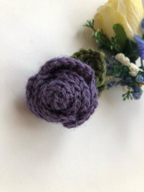 ハンドメイド ブローチ ヘアゴム 巻き巻き薔薇 パープル ウール < 女性ファッション  ハンドメイド ブローチ ヘアゴム 巻き巻き薔薇 パープル ウール < 女性ファッションの