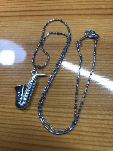 サックス 音楽 金 管楽器 モチーフ ネックレス ペンダント アクセサリー キーホルダー 発表会 トップ チェーン < 女性アクセサリー/時計  サックス 音楽 金 管楽器 モチーフ ネックレス ペンダント アクセサリー キーホルダー 発表会 トップ チェーン  < 女性アクセサリー/時計の