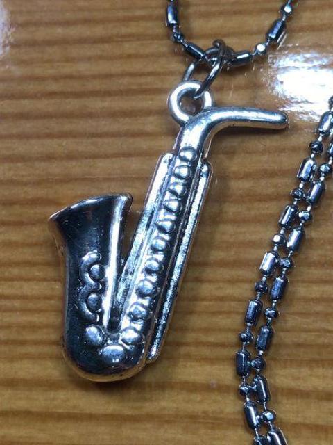 サックス 音楽 金 管楽器 モチーフ ネックレス ペンダント アクセサリー キーホルダー 発表会 トップ チェーン < 女性アクセサリー/時計  サックス 音楽 金 管楽器 モチーフ ネックレス ペンダント アクセサリー キーホルダー 発表会 トップ チェーン < 女性アクセサリー/時計の