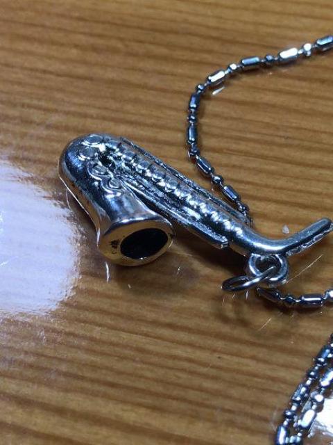 サックス 音楽 金 管楽器 モチーフ ネックレス ペンダント アクセサリー キーホルダー 発表会 トップ チェーン < 女性アクセサリー/時計  サックス 音楽 金 管楽器 モチーフ ネックレス ペンダント アクセサリー キーホルダー 発表会 トップ チェーン < 女性アクセサリー/時計の