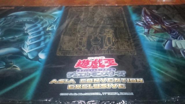 遊戯王公式プレイマット。青眼の白龍&ブラックマジシャン。 < トレーディングカード  遊戯王公式プレイマット。青眼の白龍&ブラックマジシャン。  < トレーディングカードの