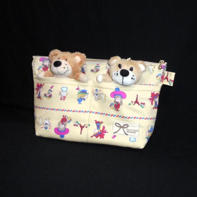 ◆亜土ちゃん◆総柄×クリーム地◆外ポケA25p幅ファスナーポーチ◆水森亜土 < 女性ファッション ◆亜土ちゃん◆総柄×クリーム地◆外ポケA25p幅ファスナーポーチ◆水森亜土 < 女性ファッションの