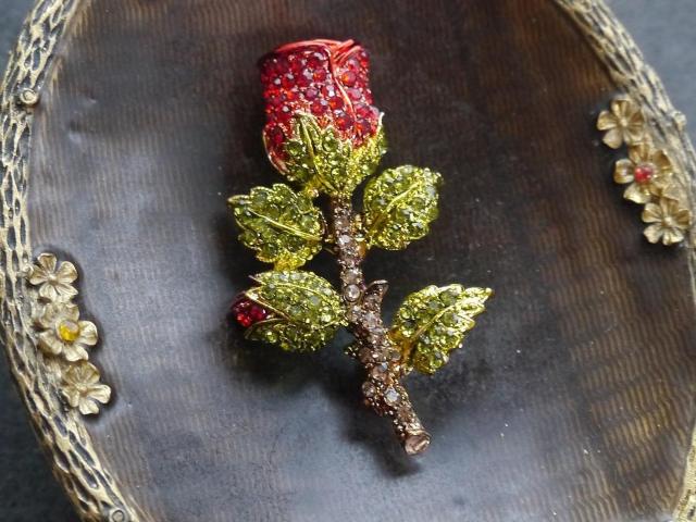 新品アンティーク調きらきらストーン薔薇の蕾ブローチ < 女性アクセサリー/時計  新品アンティーク調きらきらストーン薔薇の蕾ブローチ  < 女性アクセサリー/時計の