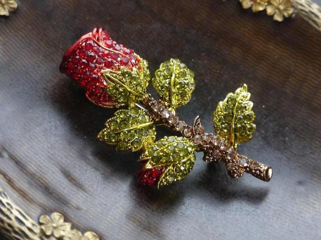 新品アンティーク調きらきらストーン薔薇の蕾ブローチ < 女性アクセサリー/時計  新品アンティーク調きらきらストーン薔薇の蕾ブローチ < 女性アクセサリー/時計の