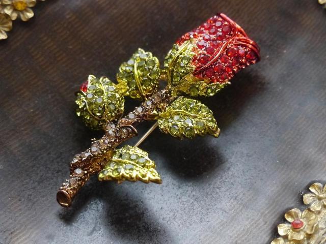 新品アンティーク調きらきらストーン薔薇の蕾ブローチ < 女性アクセサリー/時計  新品アンティーク調きらきらストーン薔薇の蕾ブローチ < 女性アクセサリー/時計の